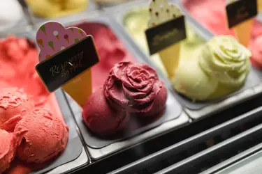Glassbar med fokus på hallonglassen