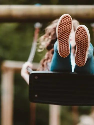 skosulor på tjej som gungar