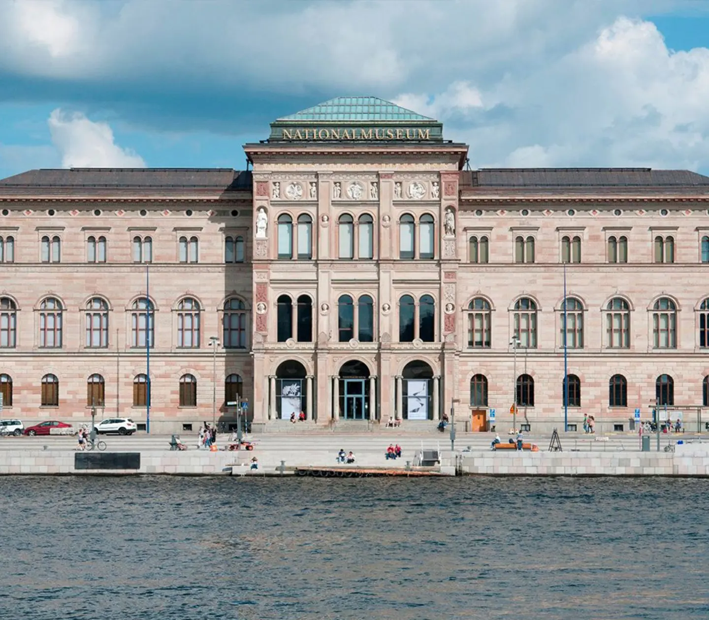 Nationalmuseum med vattnet framför