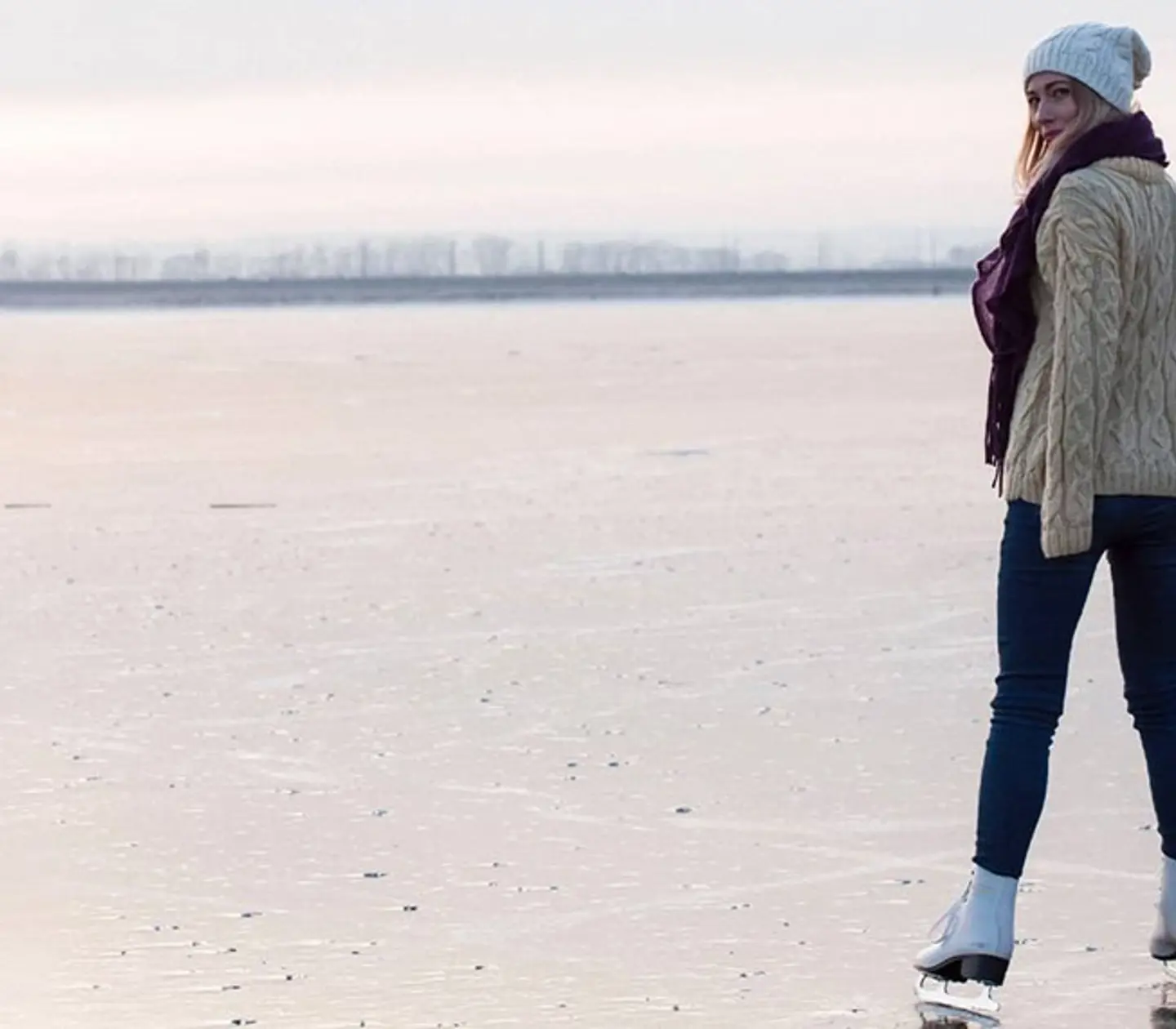 Tjej som åker skridskor