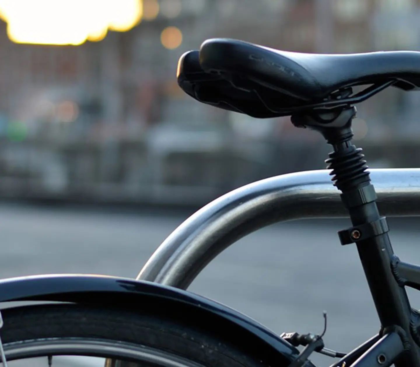 Cykel parkerad i en stad