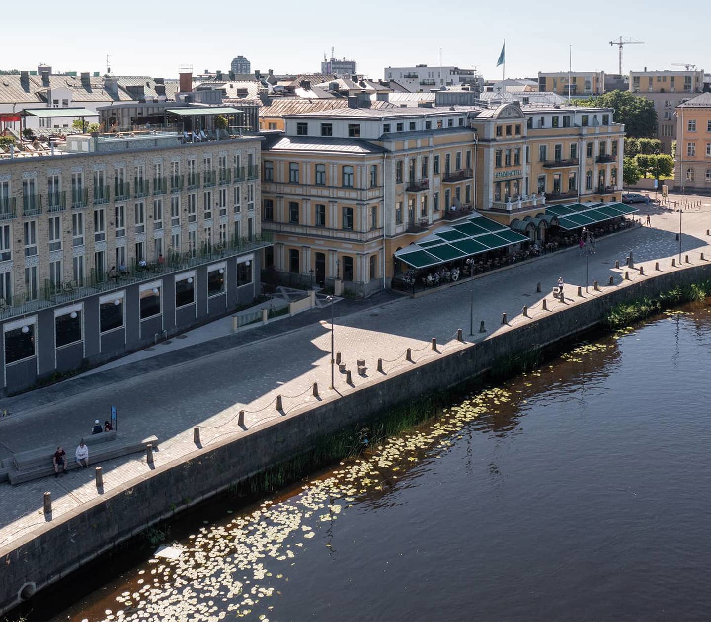 Vy över Stadshotellet i Karlstad bredvid vattnet