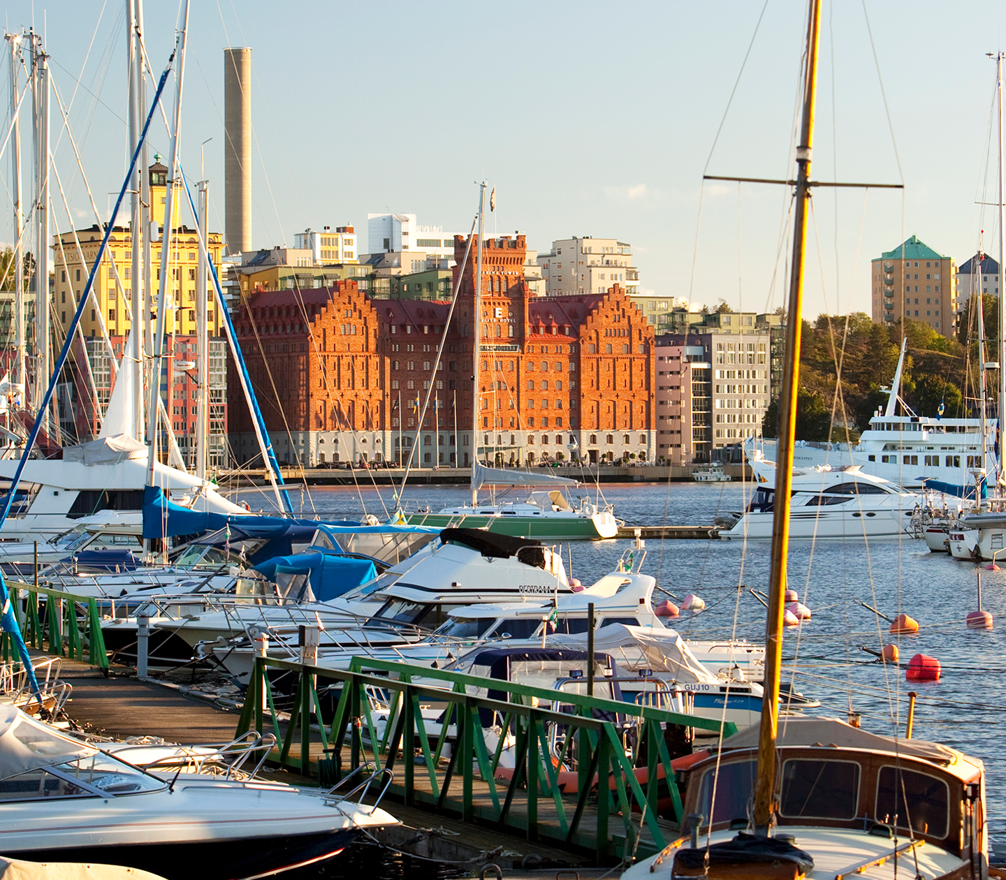 Båtar som lagt till utanför Elite Hotel Marina Tower Stockholm