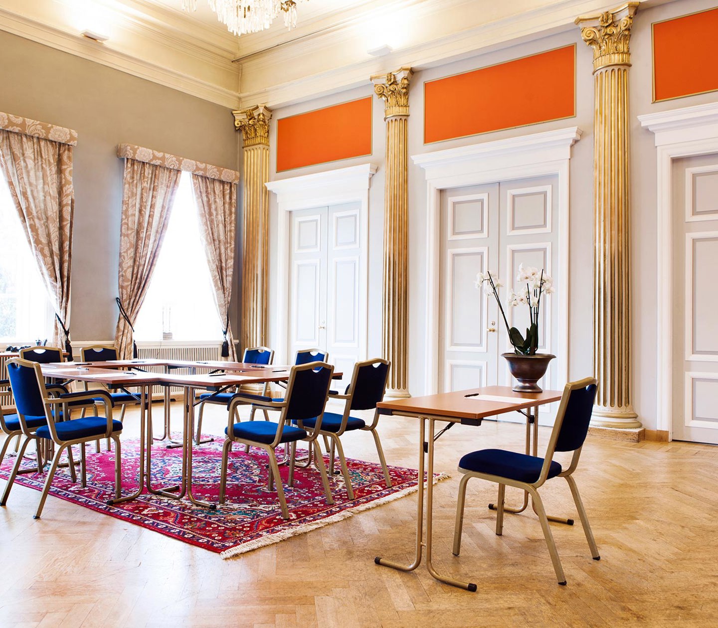 Konferensrum med stolar och bord
