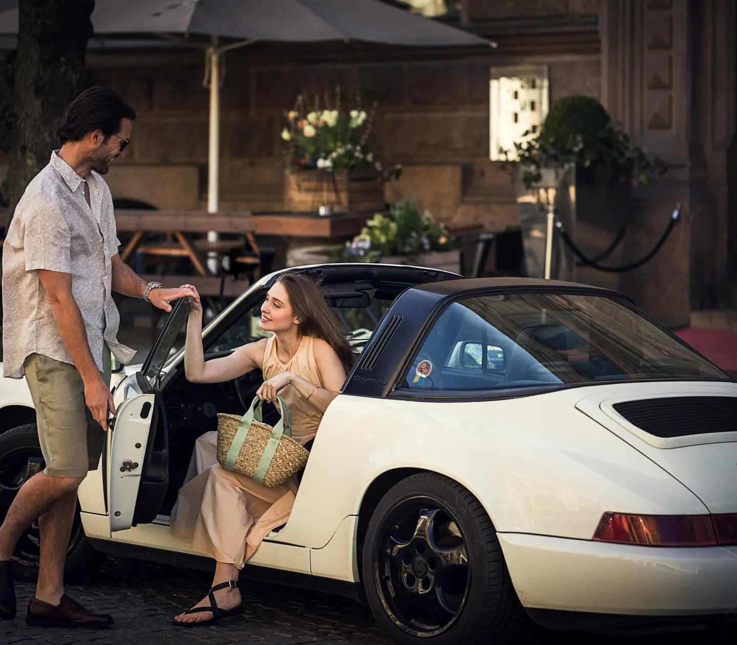 Man öppnar bildörr för kvinna