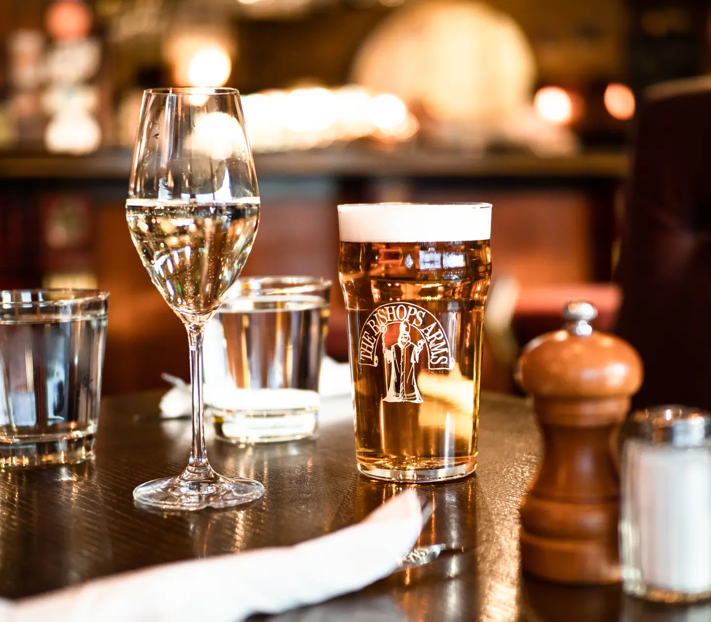 Fyllda öl- och vinglas stående på bord