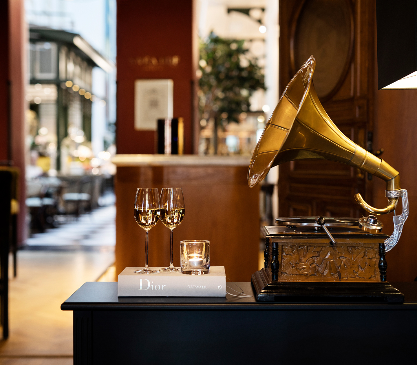 Bar environment with gold gramophone and two wine glasses