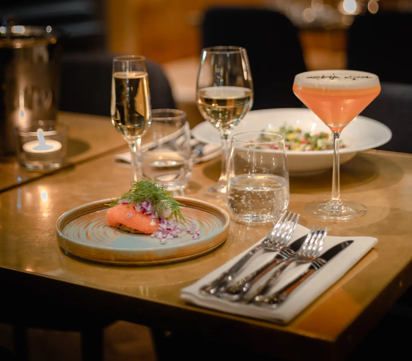 Middag serverad på bord med fyllda glas framför