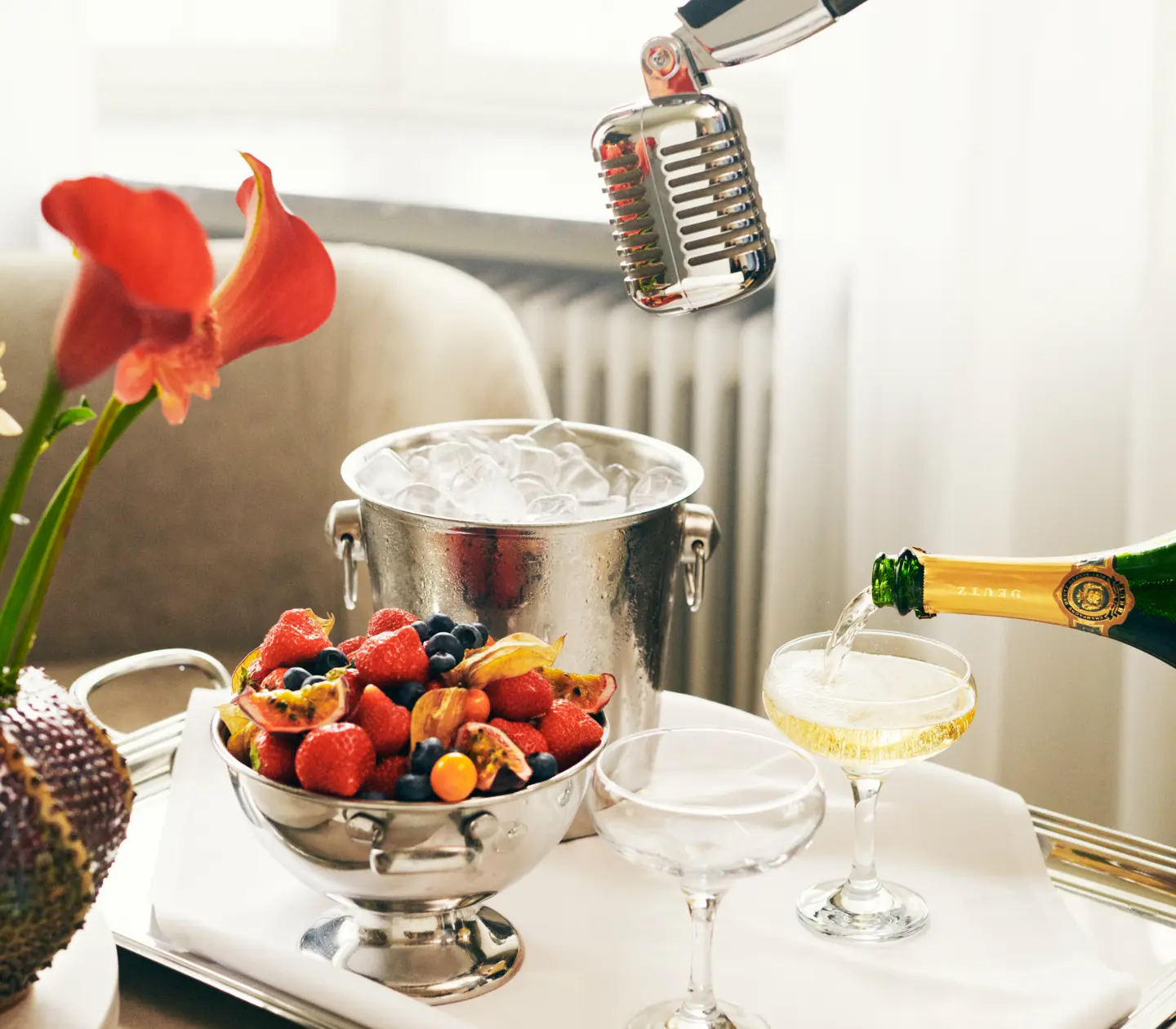 Vip serverad på bord med ishink, champagneglas och fruktskål