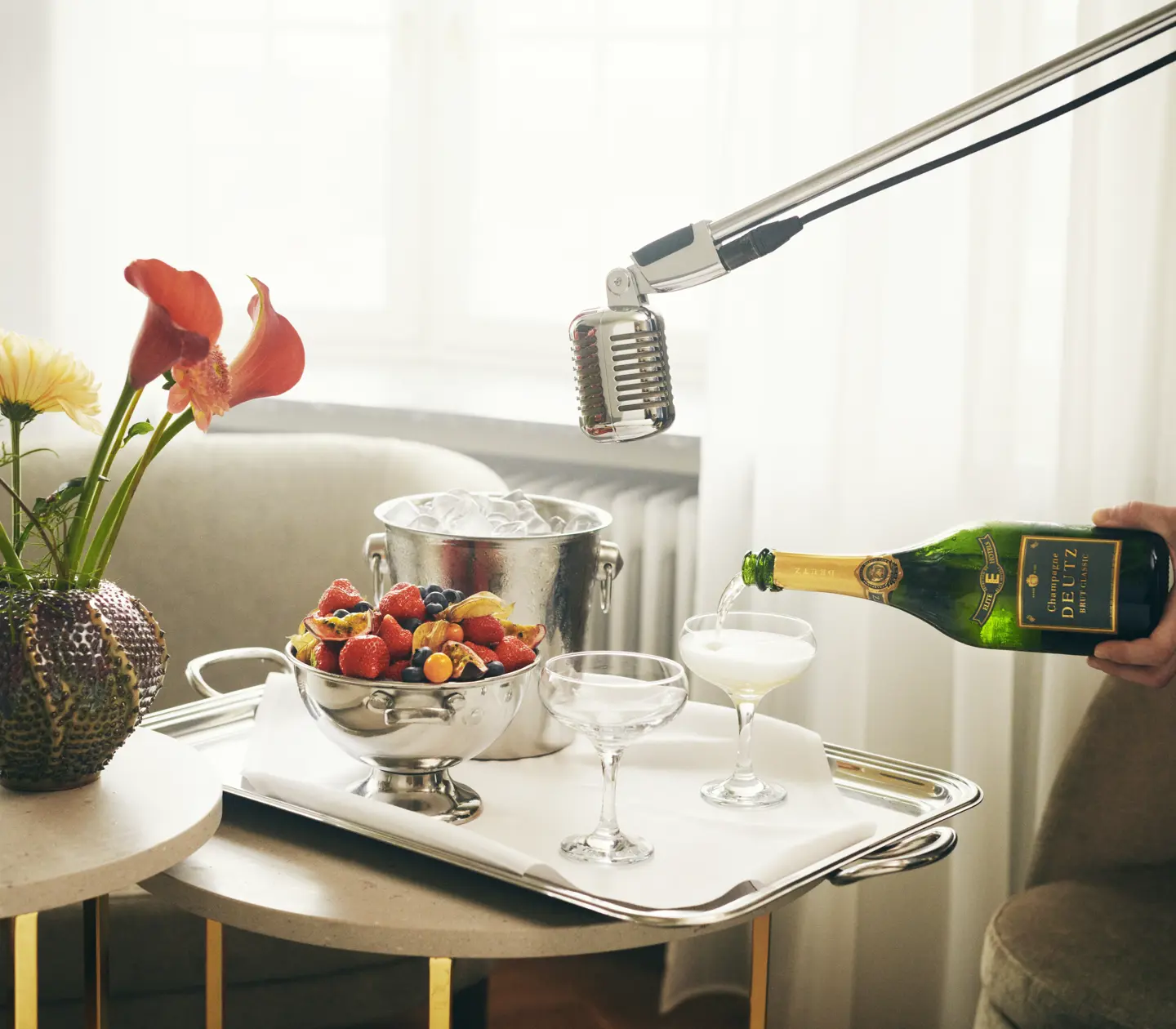 Vip serverad på bord med mikrofon över