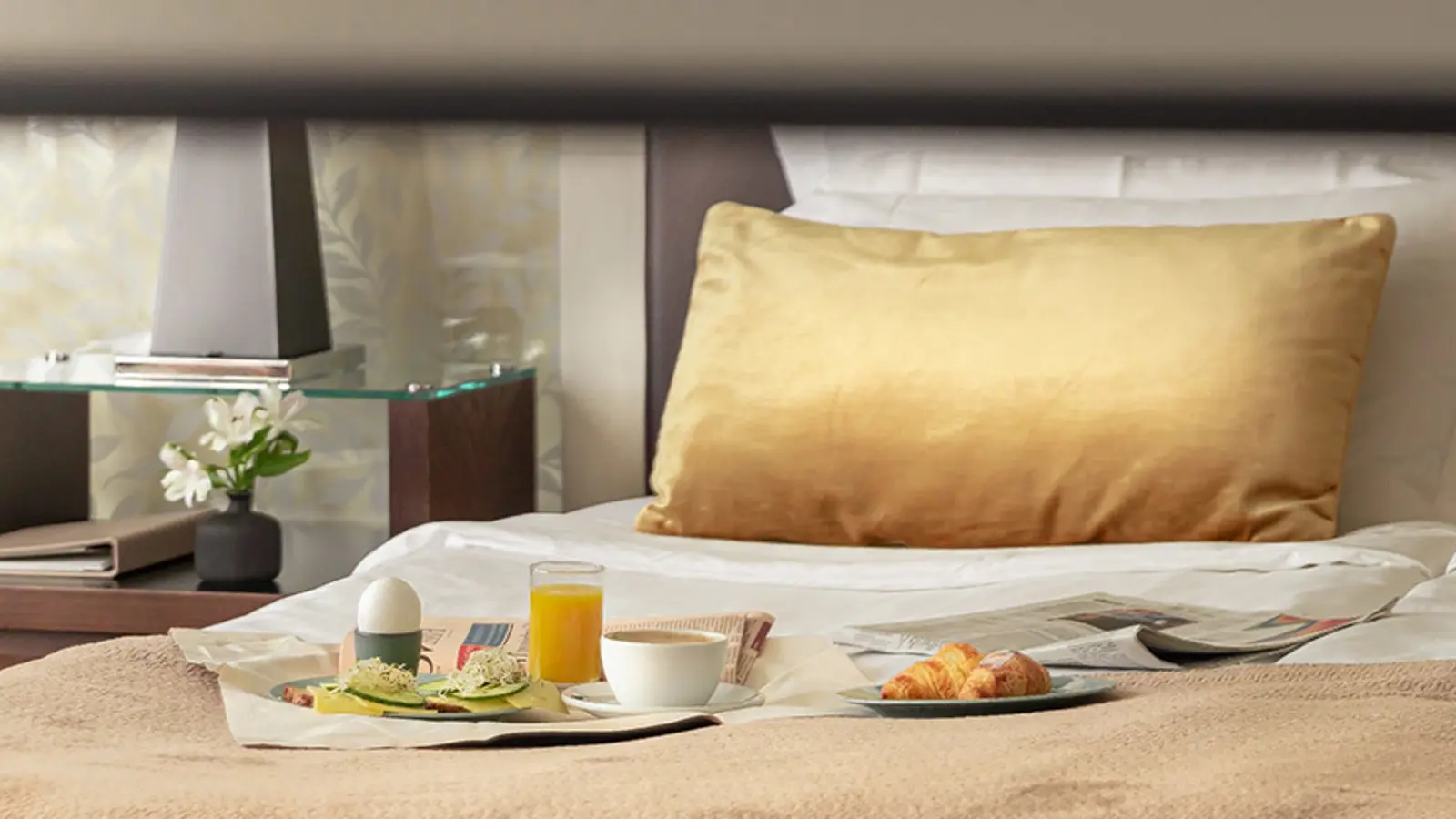 Frukost på en hotellsäng