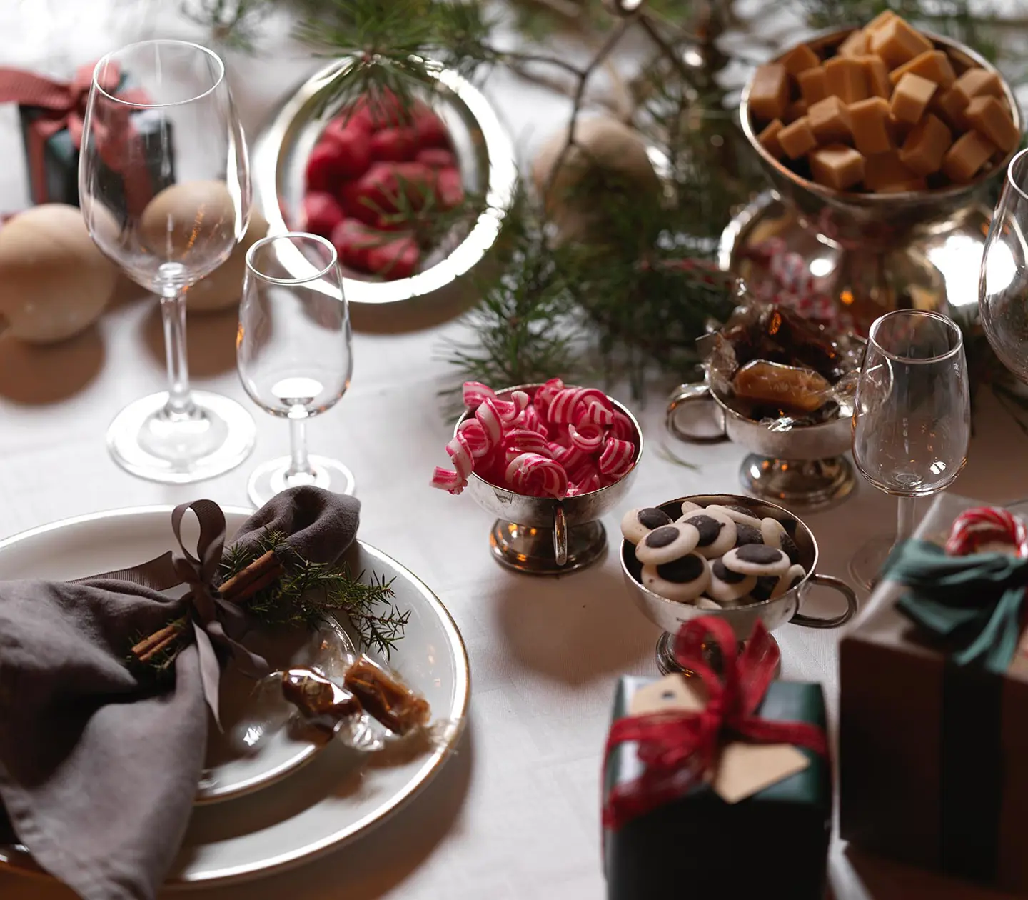 Glögg i glas på ett fat