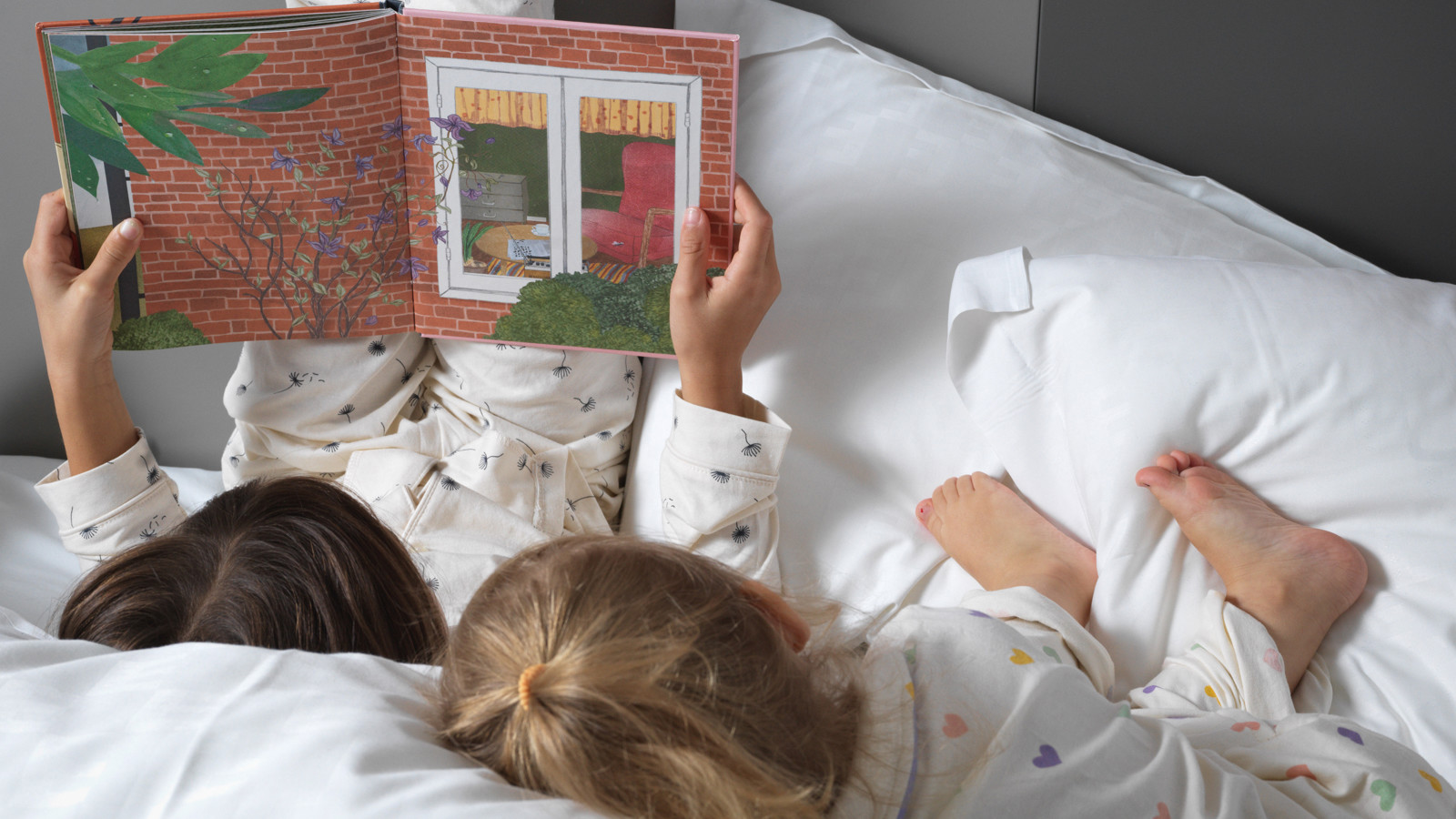 Barn läser bok i sängen