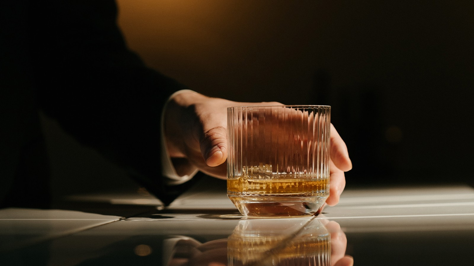 En man som håller i ett whiskeyglas