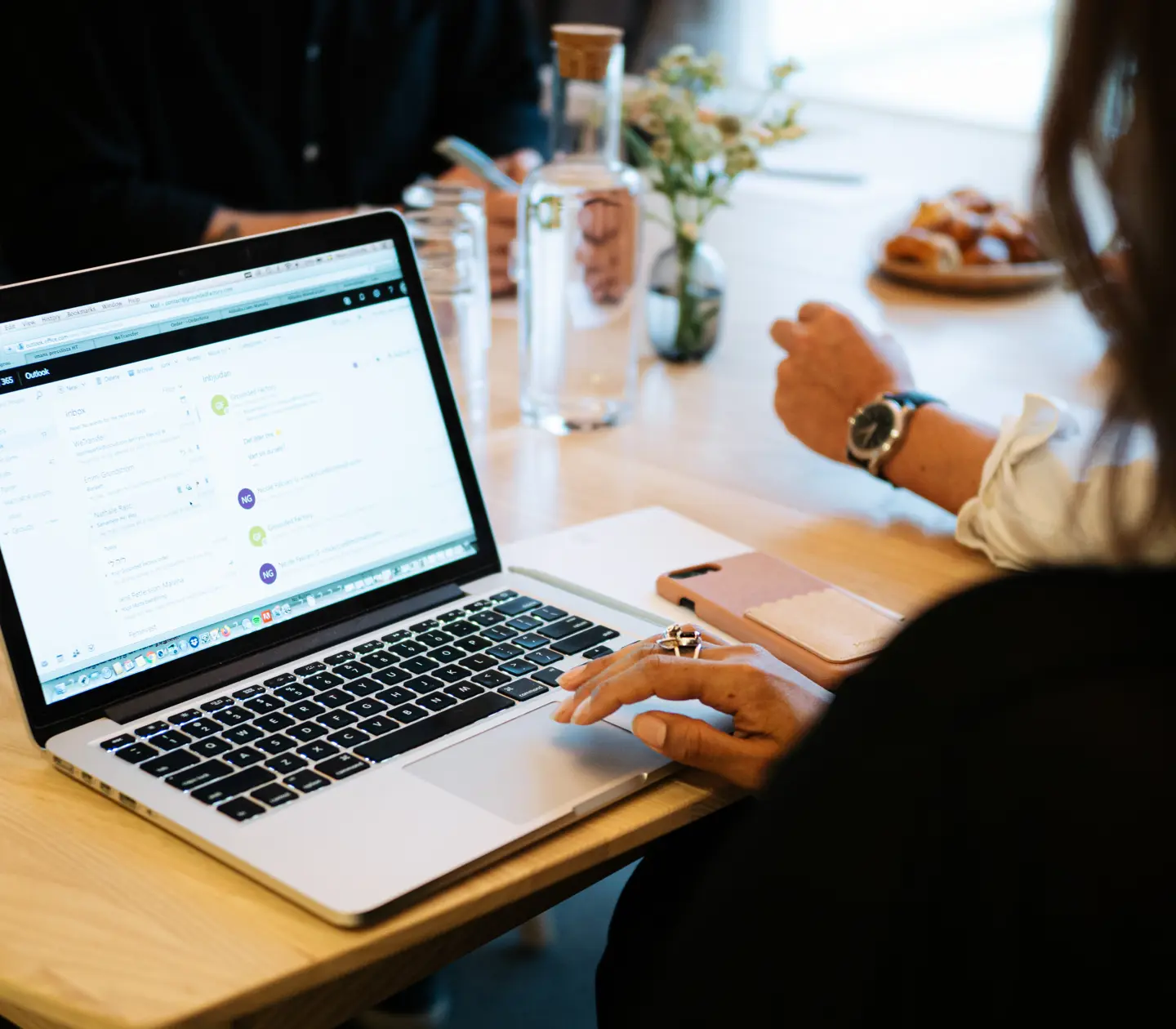 Ett konferensrum förberett med vatten och frukt