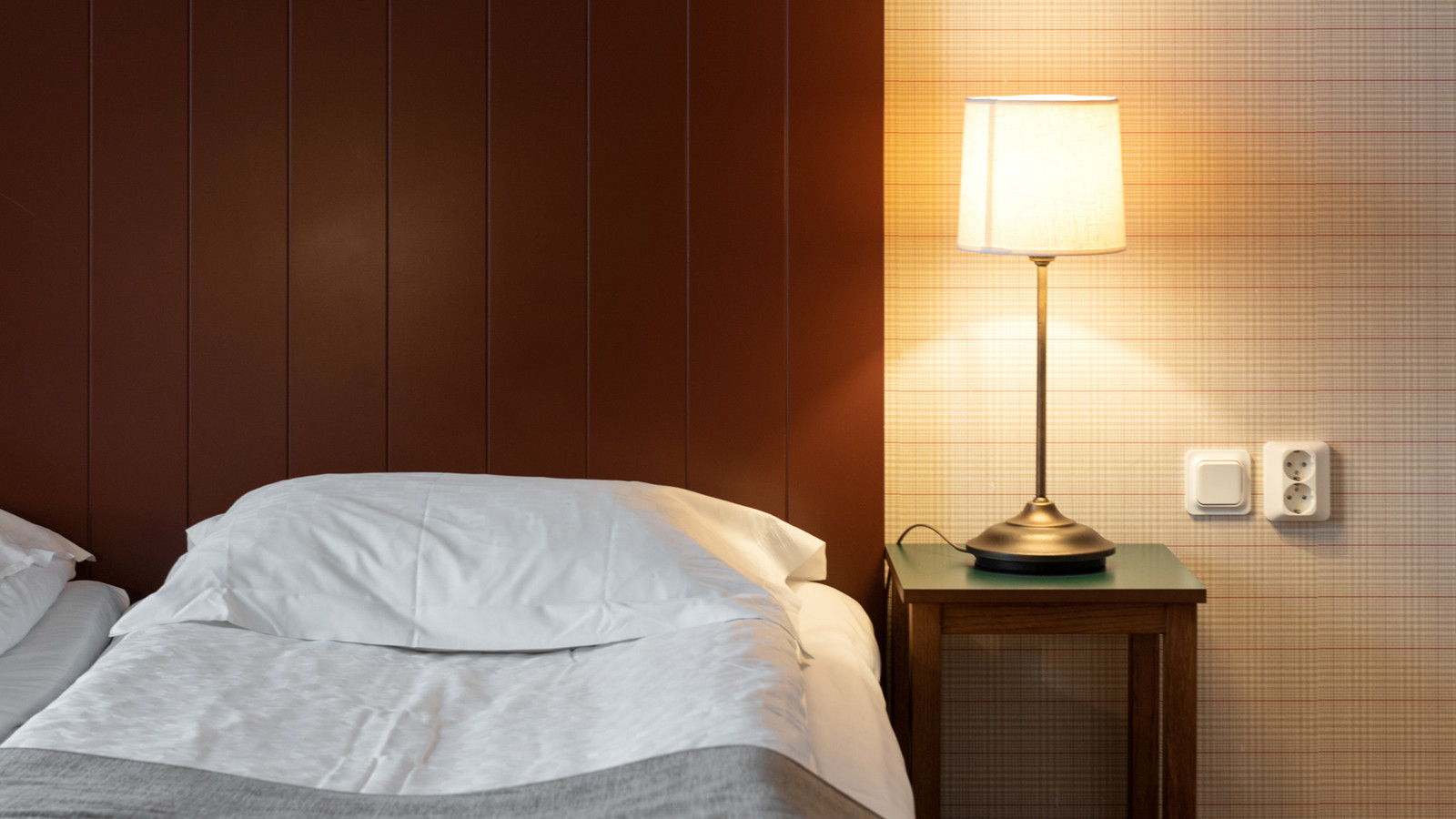 Säng i hotellrum Bishops Arms i Köping