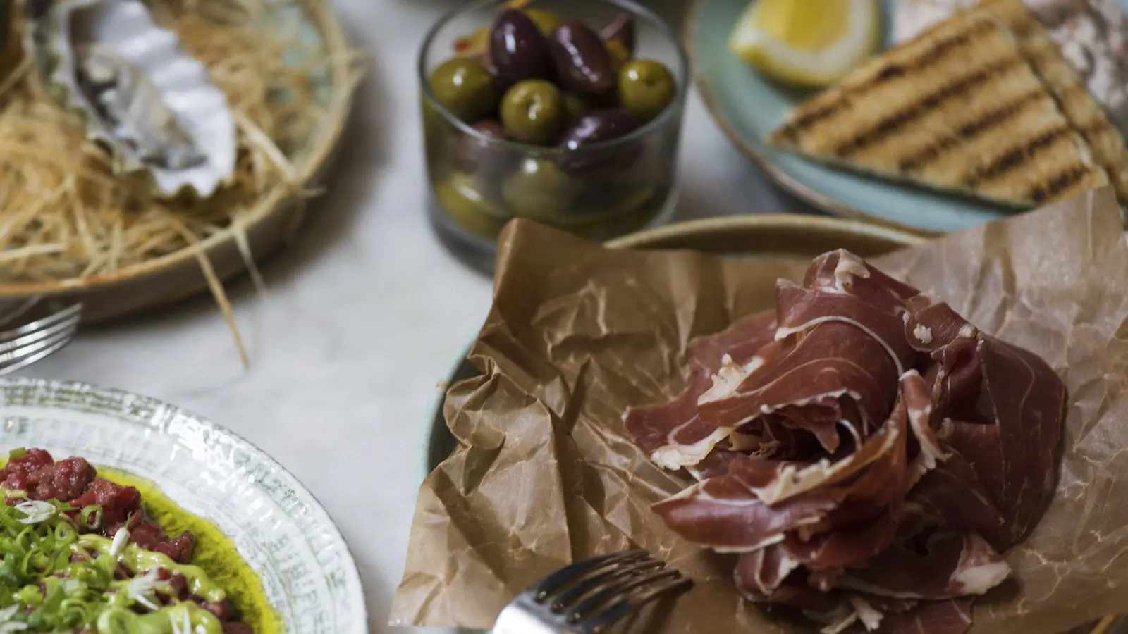 Tapas uppdukat på ett bord