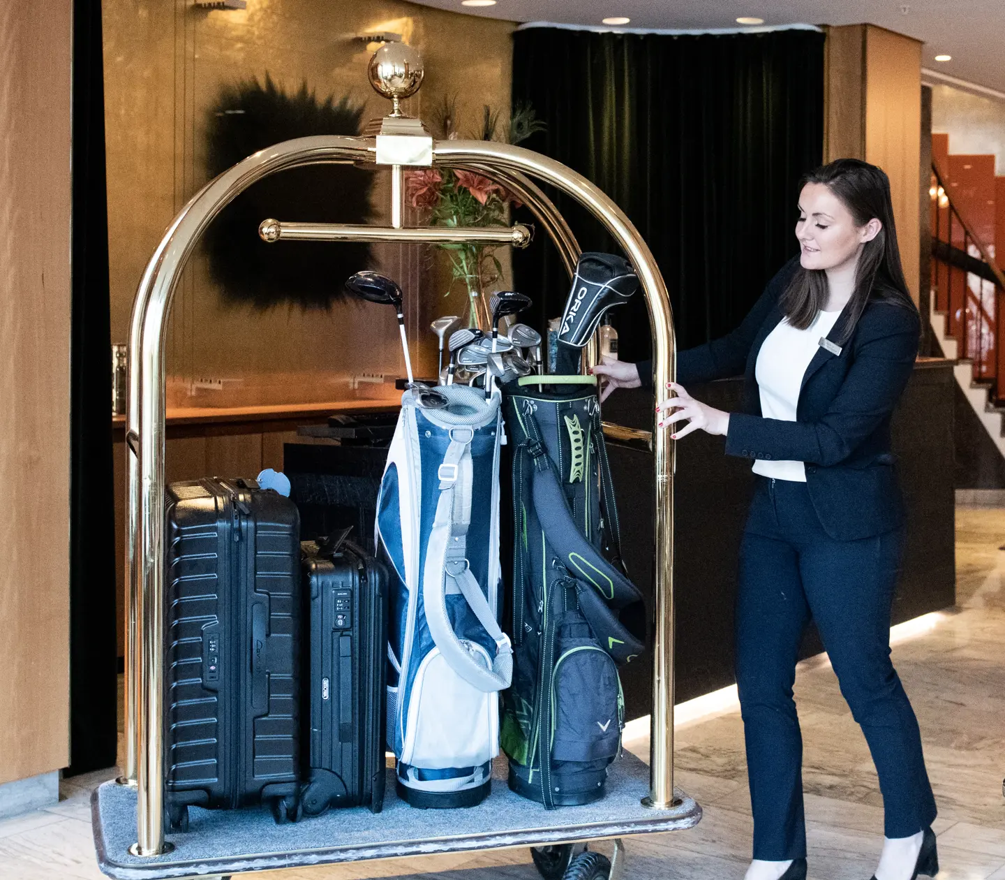 Tre personer som spelar golf med utsikt över vatten