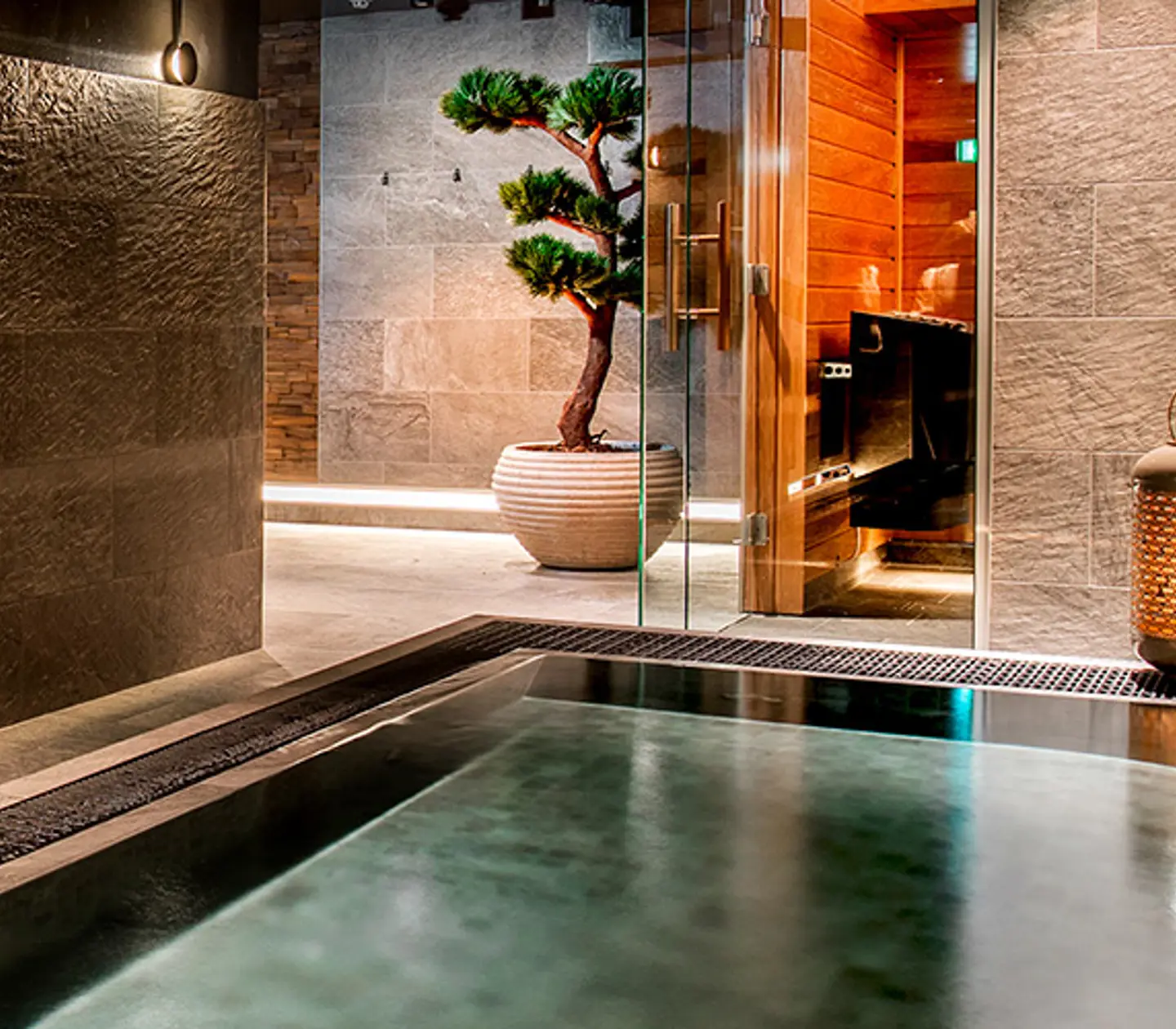 Pool and relax room with chairs på Lilla Valvet Spa and Gym