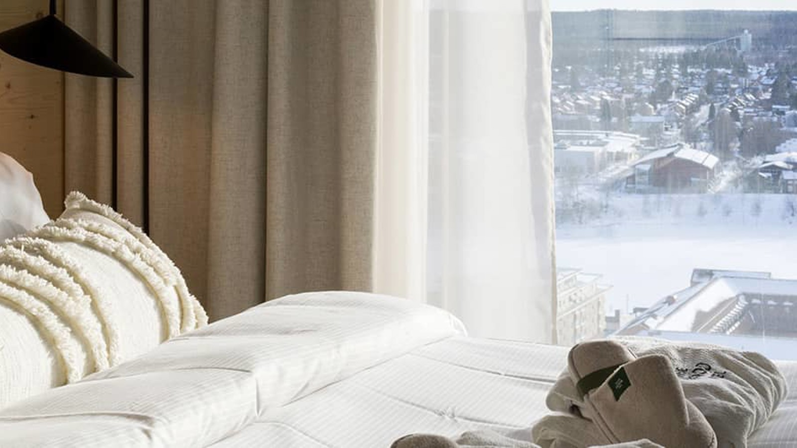 Mysigt hotellrum med utsikt över vinterlandskap