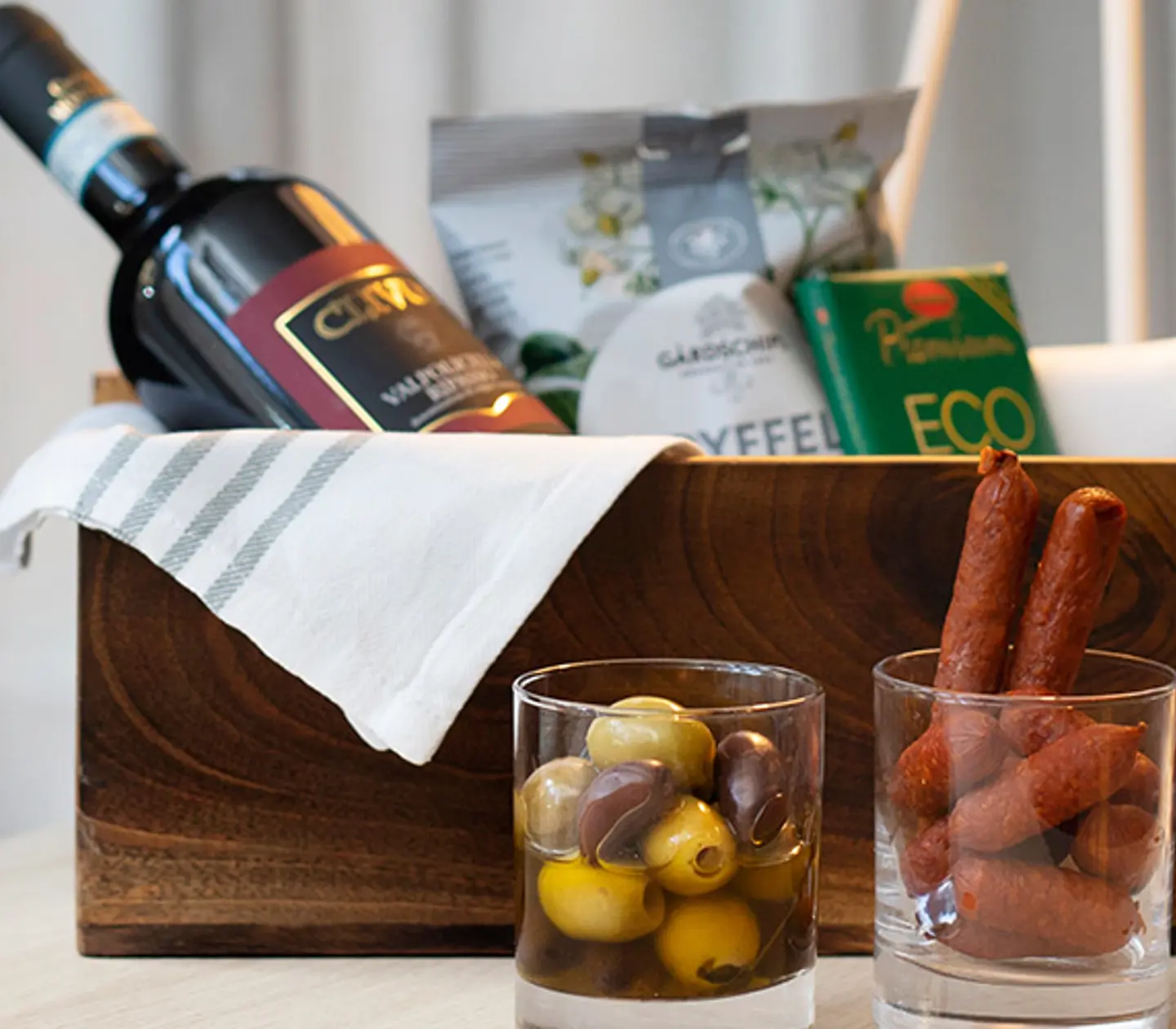 Delikatesslåda på hotellsäng
