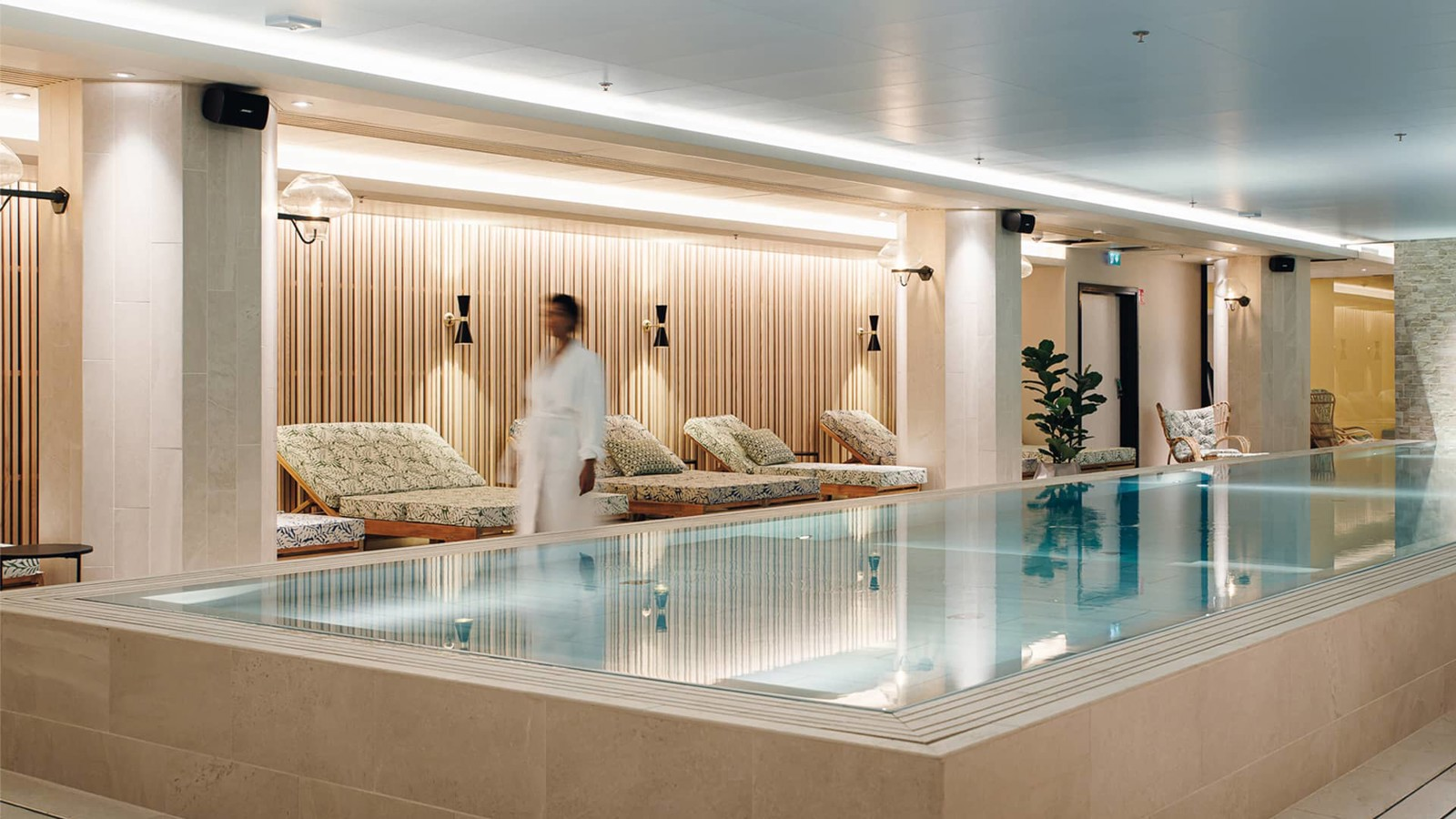 Poolen och relaxmöbler på VANA-spa på Elite Hotel Palace i Stockholm
