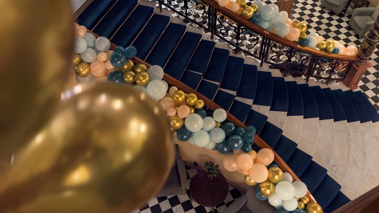 En trappa fylld med ballonger