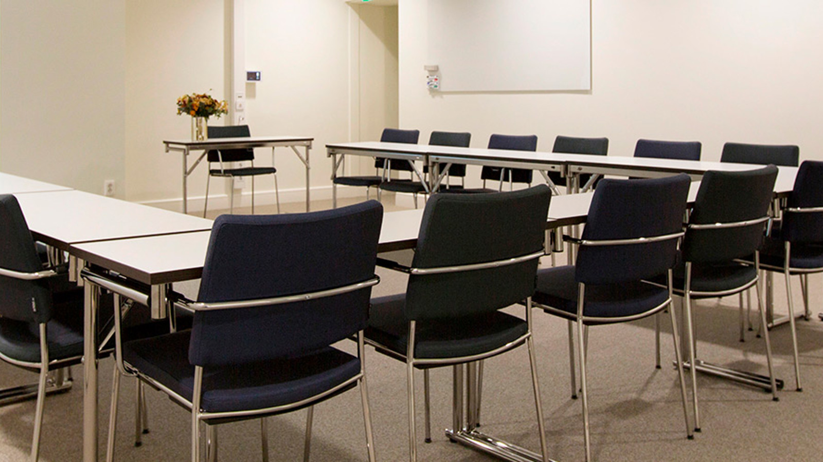 Konferensrum med bord och stolar