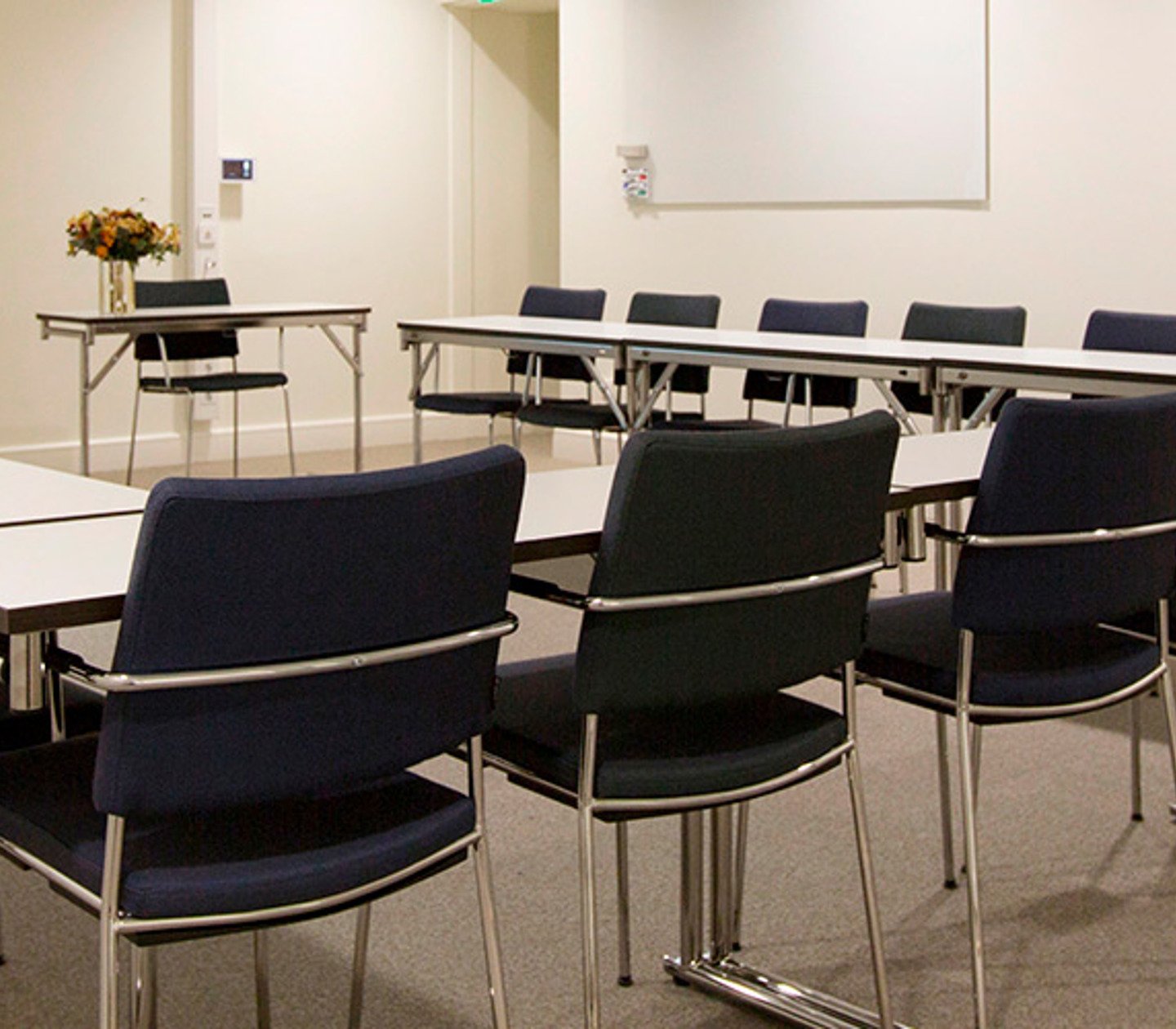 Konferensrum med bord och stolar