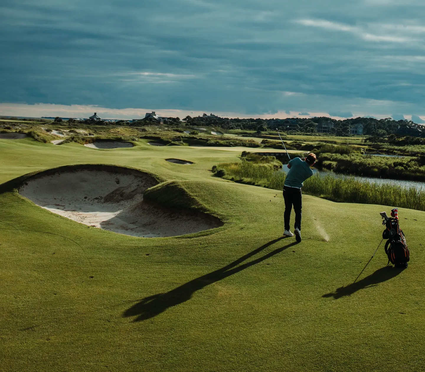 En golfspelare spelar på en bana
