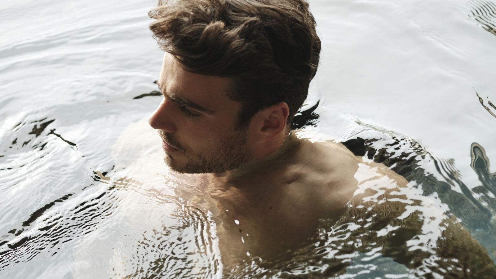 En man som badar i en pool