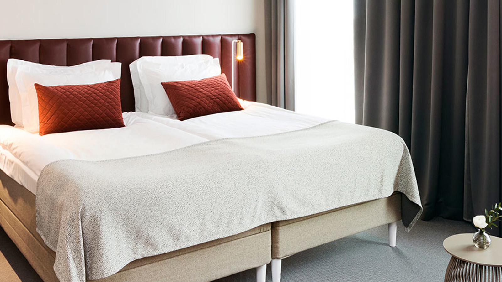 Hotellrum med bäddad säng