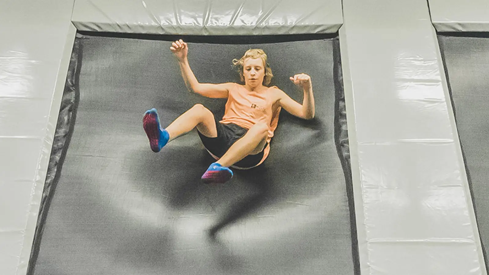 Barn som leker på en studsmatta