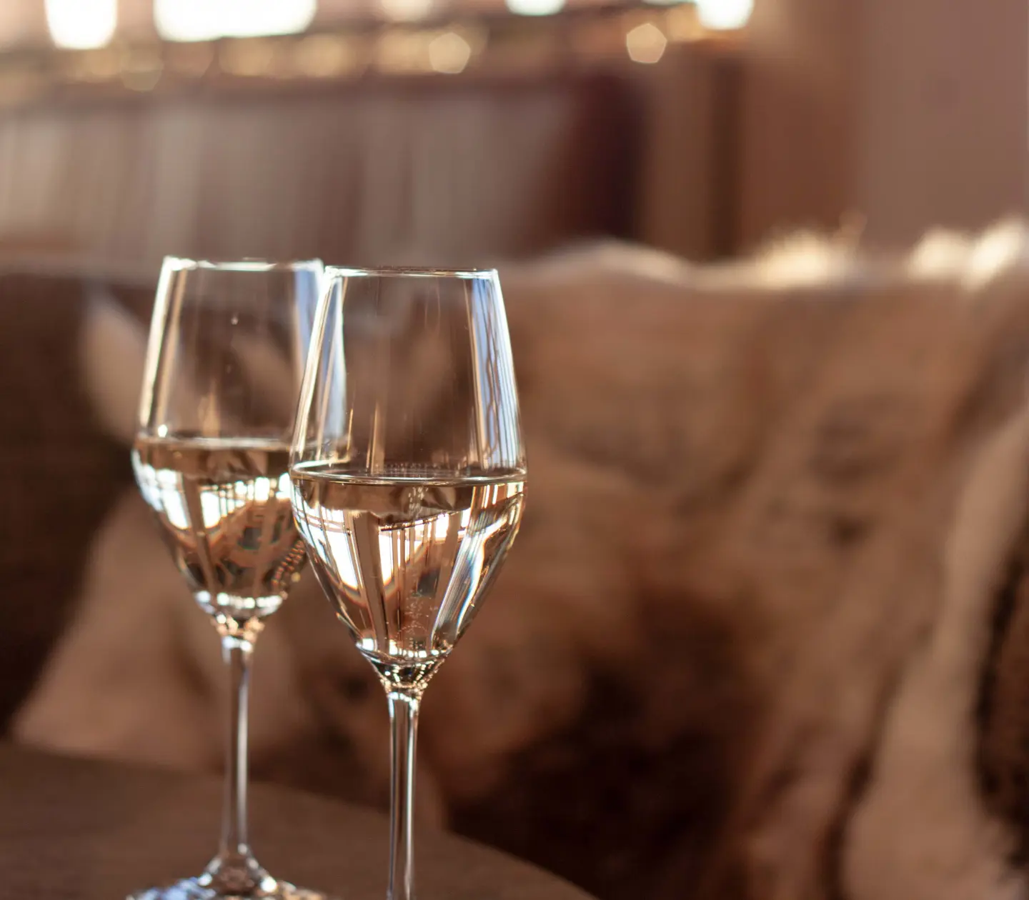 Korg med flaskvin och delikatesser