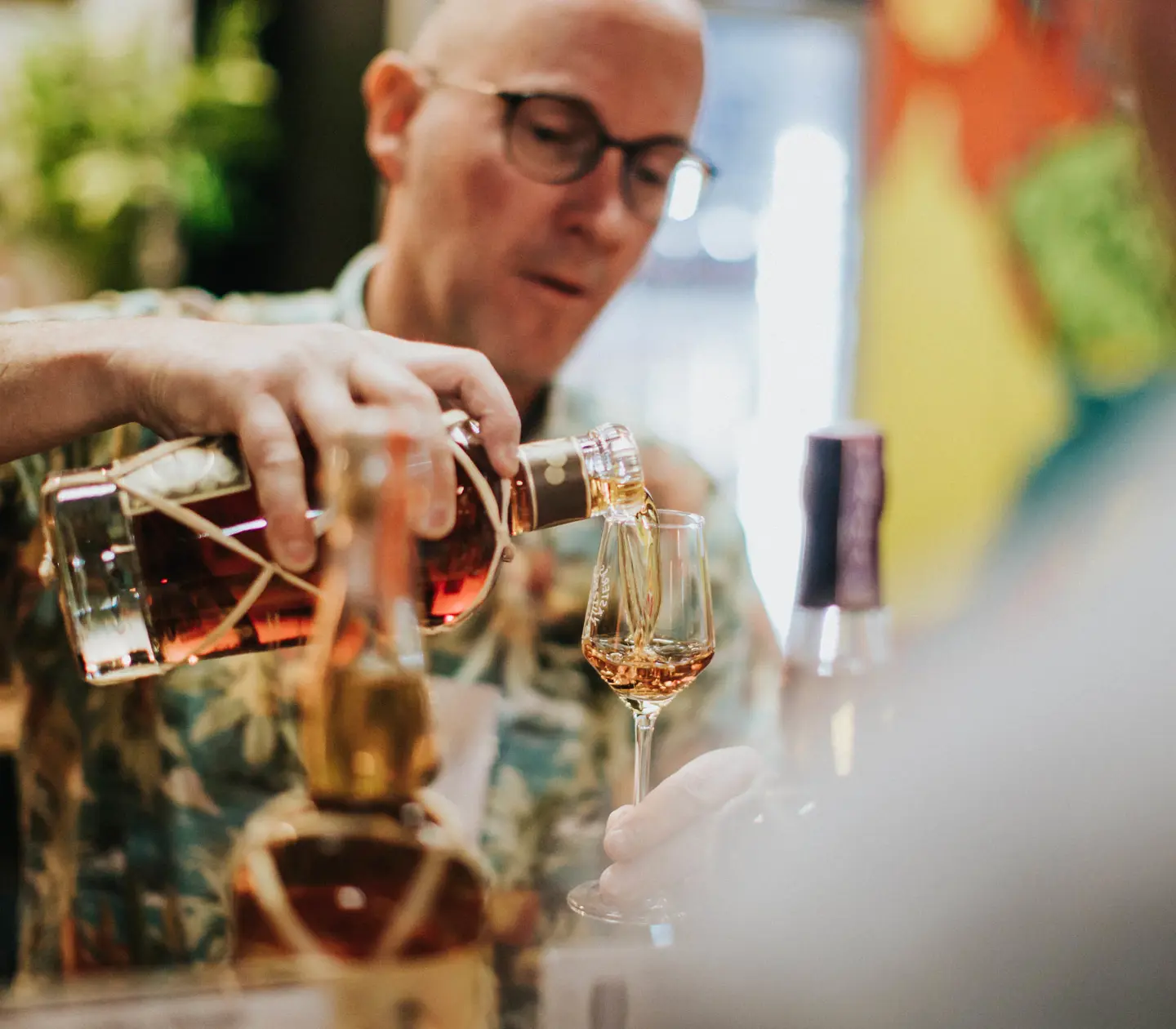 En man som häller upp Whiskey i ett glas