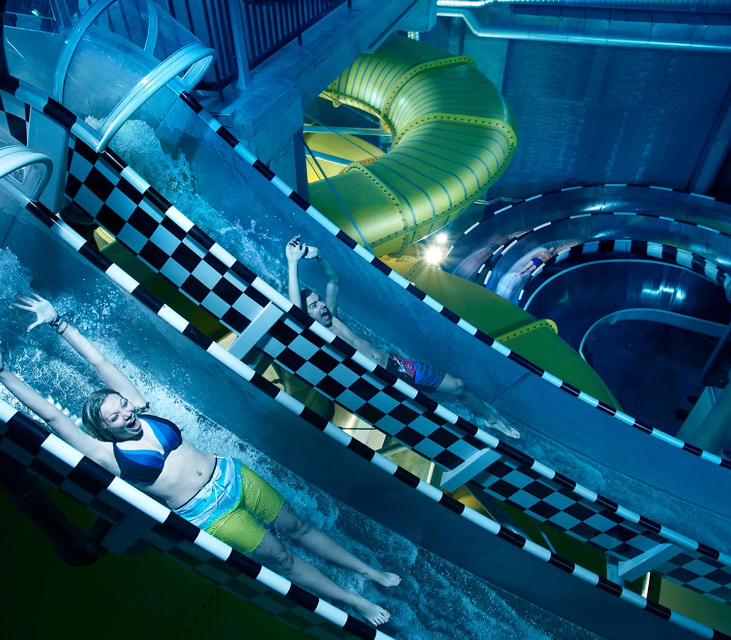 Äventyrsbad upplyst i häftiga färger