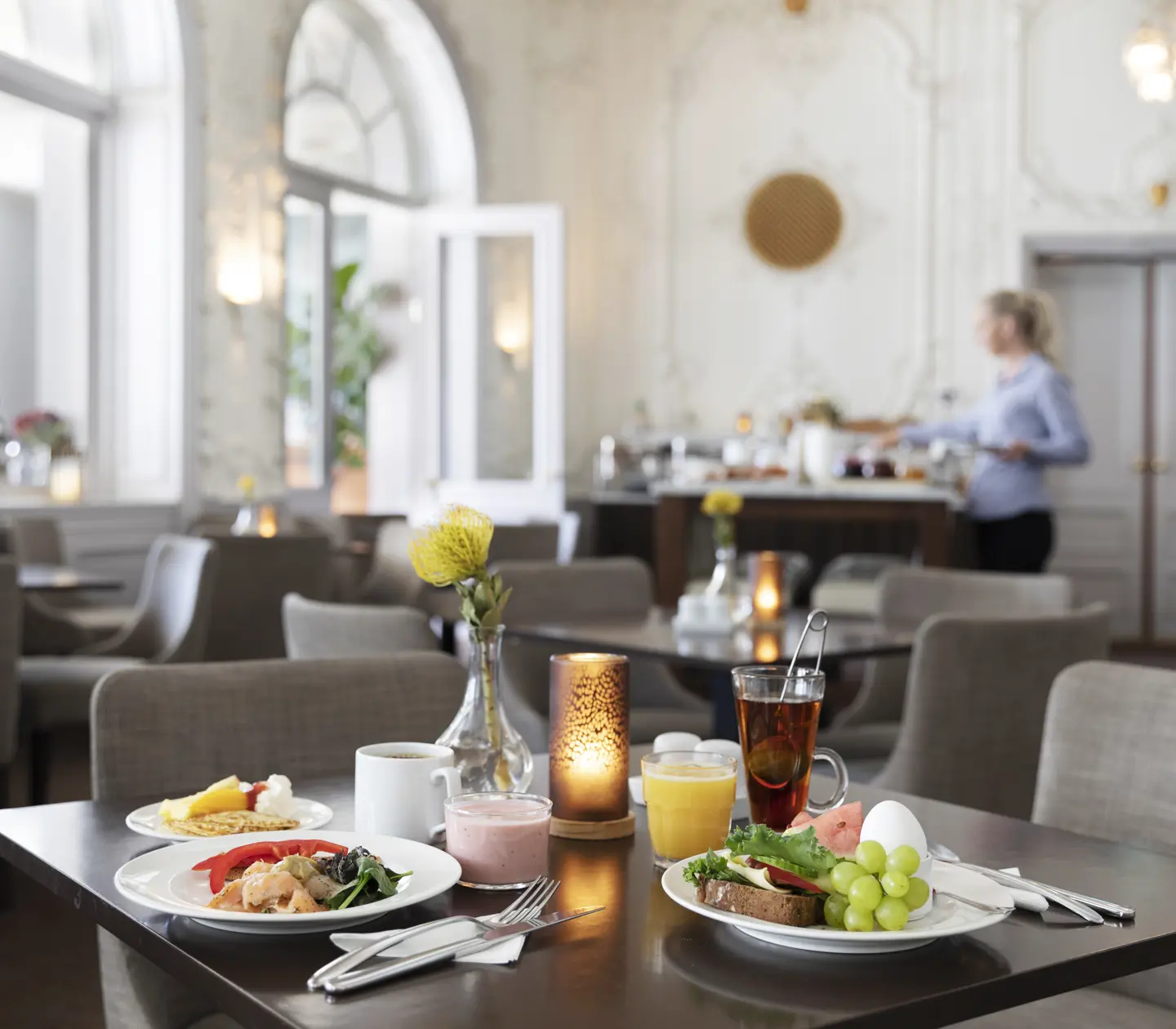 Frukost serverad på bord med kaffe, smörgås och juice