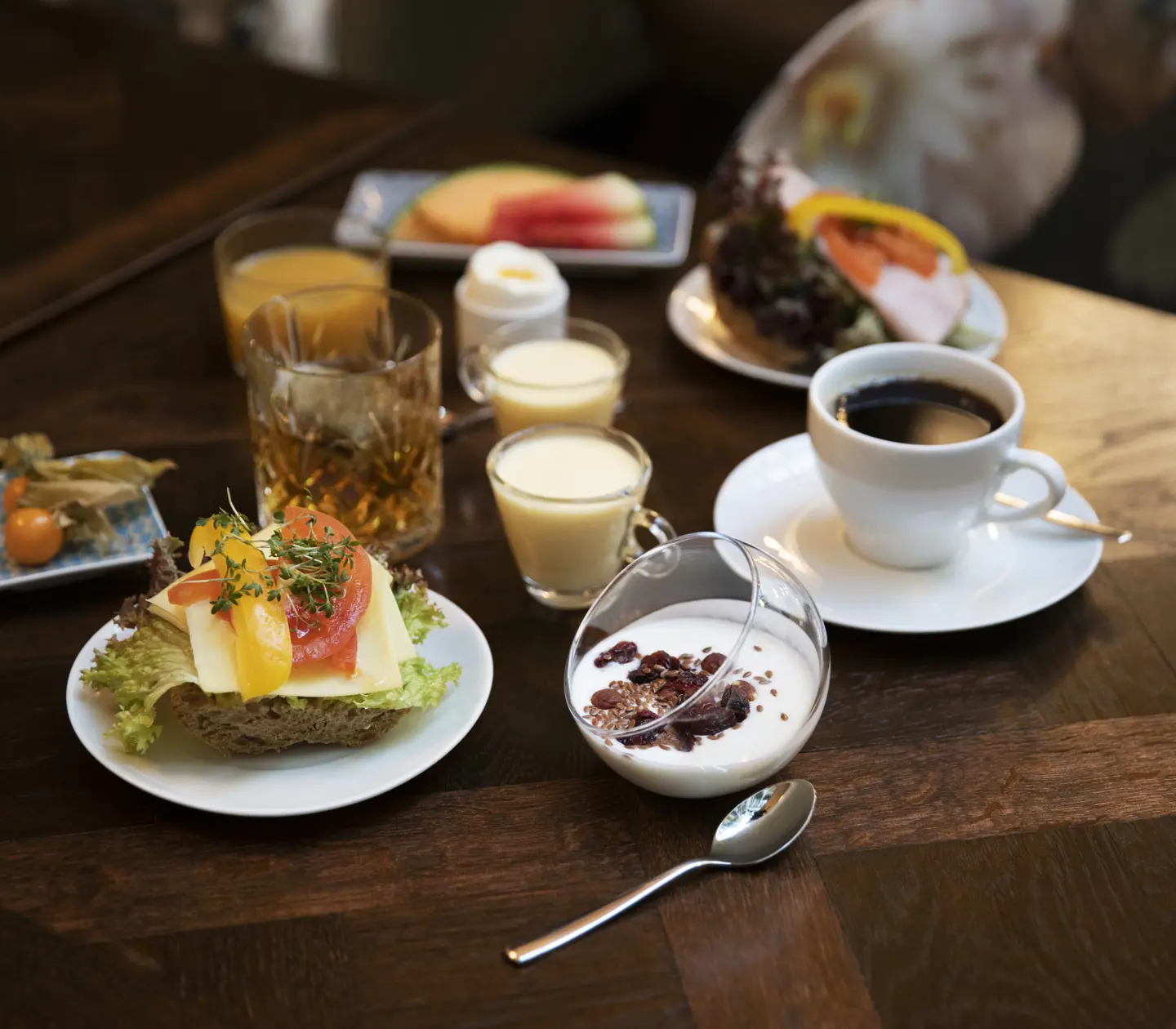 Frukost med smörgås och kaffe framdukad på bord