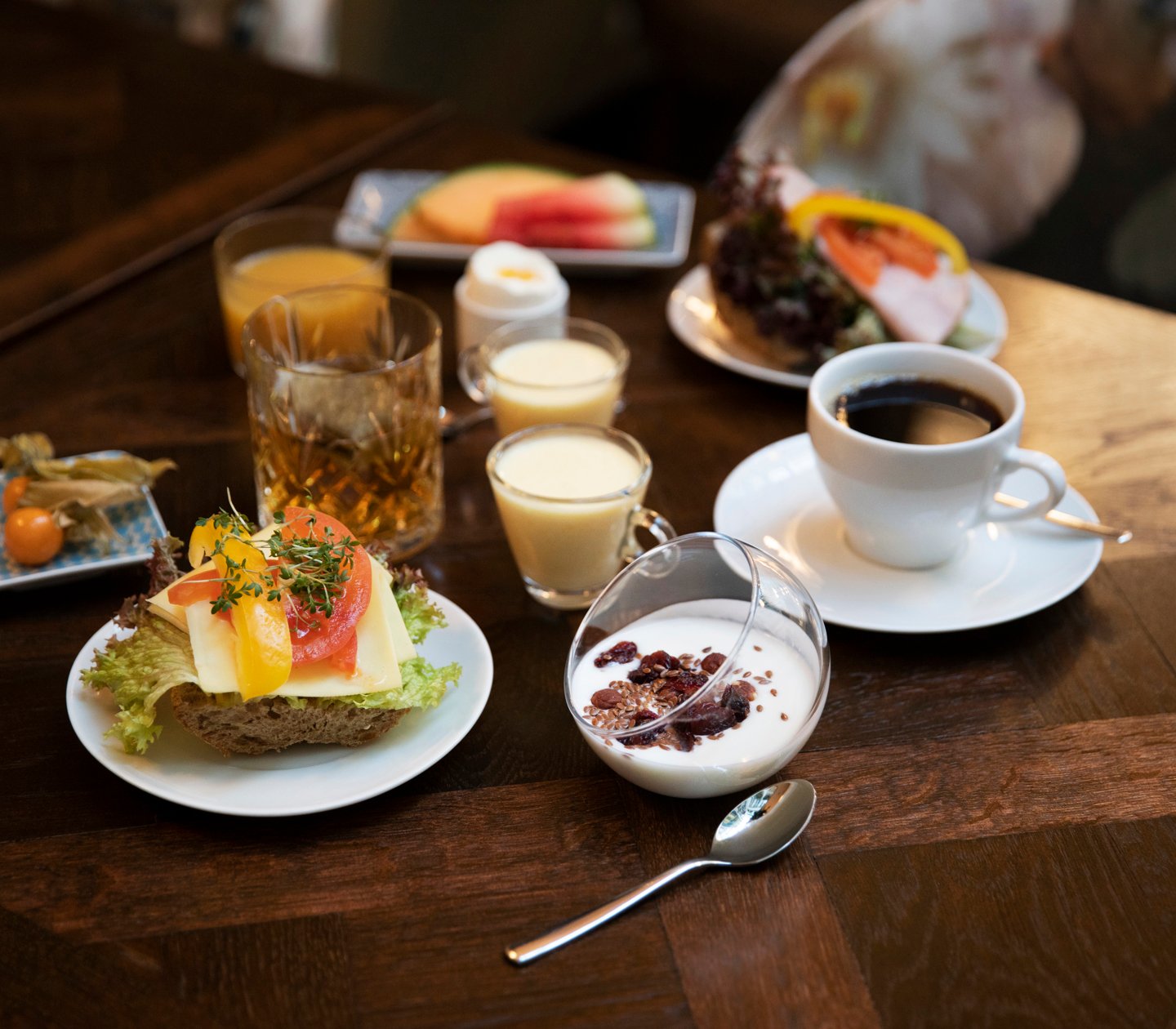 Frukost med smörgås och kaffe framdukad på bord 