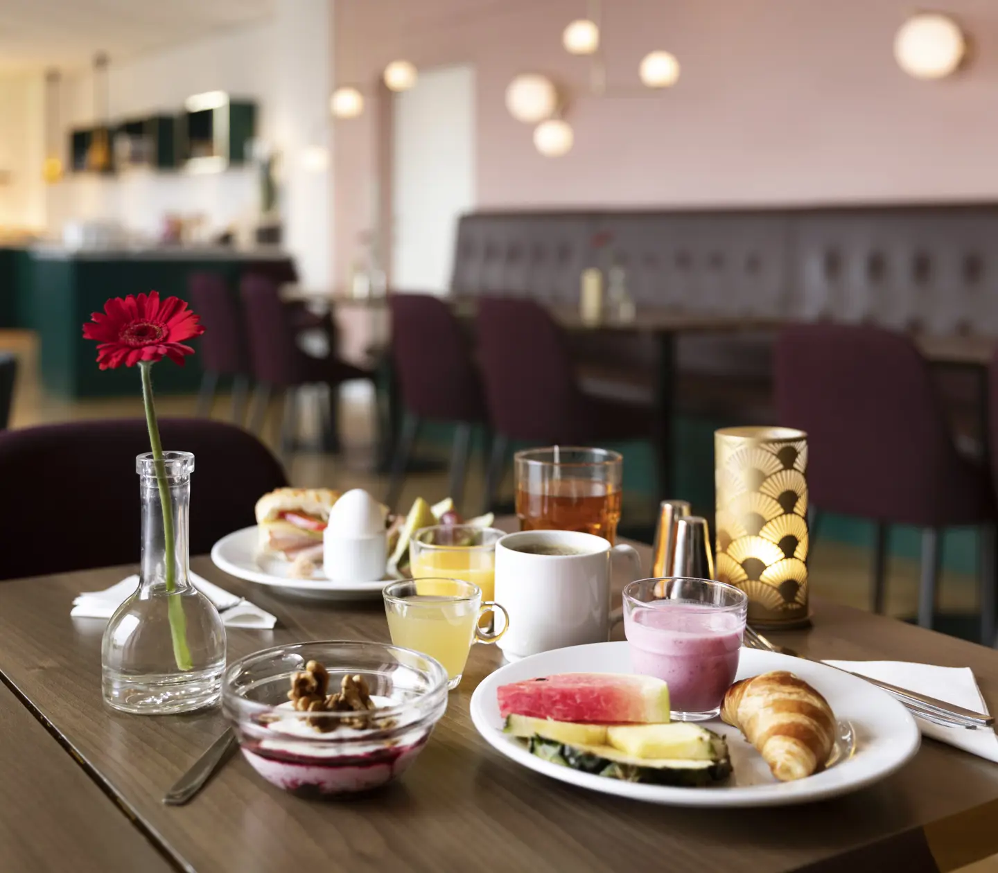 Frukost serverat på ett restaurangbord