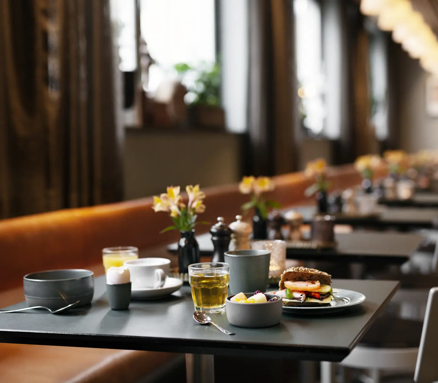 Hotellfrukost i modern hotellrestaurang