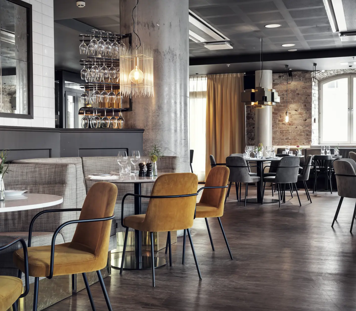 En restaurang med mjuka stolar och runda bord