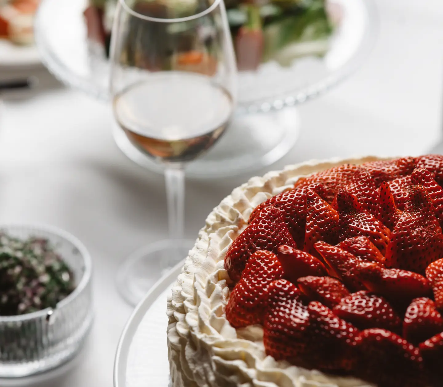 Ett härligt sommarbord med en jordgubbstårta