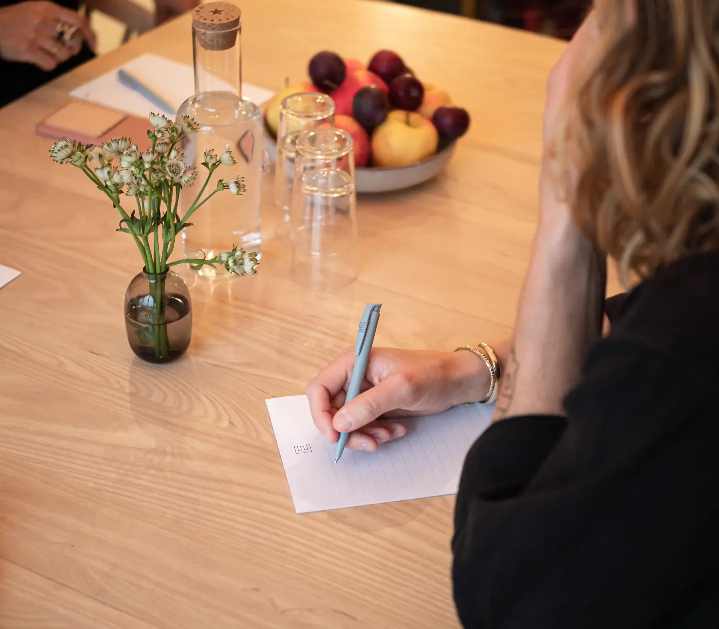 Ett konferensrum med stolar och bord på rad